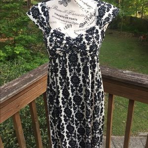 Max Studio sundress size small in black and cream